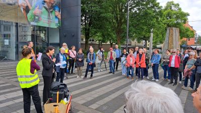 Die Gruppe steht vor dem Rathaus